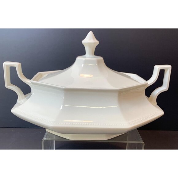 Johnson Bros -Two Available! White Heritage Covered Vegetable Bowl/ Tureen White - Picture 2 of 8